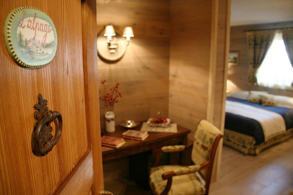 Hotel Letterario Locanda Collomb Ла-Тюйль Номер фото