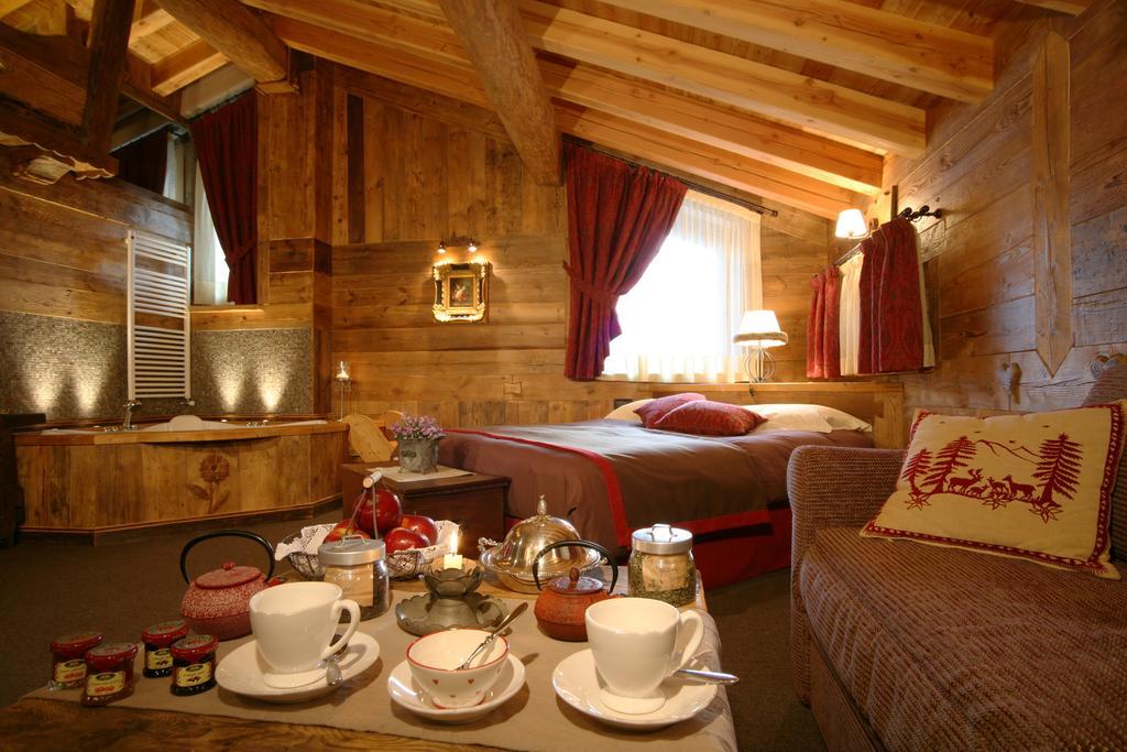 Hotel Letterario Locanda Collomb Ла-Тюйль Номер фото